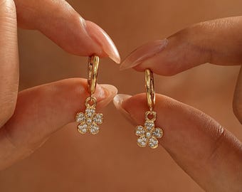 Zarte Blumen-Creolen, minimalistische Diamant-Ohrringe mit Blumenmuster, goldene Creolen, Alltags-Ohrringe für Damen, Geschenk für Brautjungfern