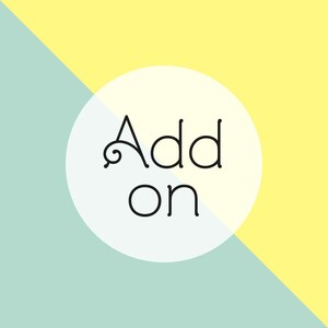 Könnte beinhalten: Ein Grafikdesign mit dem Text Add on in schwarzer, stilisierter Schrift, zentriert in einem weißen Kreis. Der Hintergrund ist diagonal in zwei Bereiche unterteilt, mit einem sanften Pastellgelb oben rechts und einem hellen Mintgrün unten links.