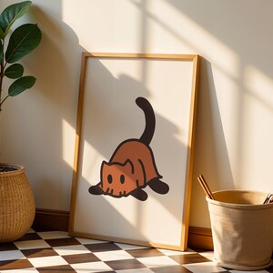 Peut inclure: Une affiche encadrée représentant un chat de dessin animé brun et noir. Le chat est représenté dans une pose ludique, le corps arqué et la queue levée. L'œuvre est placée sur un fond neutre, avec un cadre en bois.