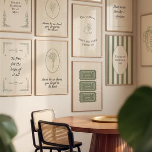Peut inclure: Plusieurs cadres avec des impressions d'art présentant des citations et des illustrations botaniques. Les impressions, aux tons neutres, sont disposées sur un mur blanc. Une table ronde en bois et des chaises sont au premier plan.