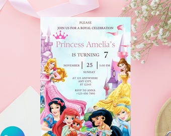 Könnte beinhalten: Eine Einladung im Prinzessinnen-Stil mit Illustrationen von Prinzessinnen und einem Schloss. Der Text lautet "Princess Amelia's wird 7" mit Datum und Uhrzeit der Veranstaltung. Der Hintergrund ist hellblau und rosa.