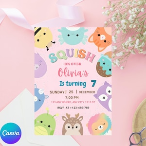 以下が含まれることがあります： 「Squish on over Olivia's is turning 7」のテキストが入ったピンク色の誕生日招待状。招待状には漫画の動物のキャラクターとイベントの詳細が描かれています。Canvaのロゴが左下にあります。