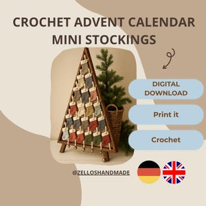 Könnte beinhalten: Ein Adventskalender in Form eines Weihnachtsbaums aus Holz mit Mini-Häkelstrümpfen in verschiedenen Farben. Der Text lautet "CROCHET ADVENT CALENDAR MINI STOCKINGS". Zusätzlicher Text enthält "DIGITAL DOWNLOAD", "Print it" und "Crochet".