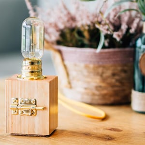 Mini-Steilhang. Glühbirnenlampe mit Holzbox, Holzlampen für Tisch und Wohndekor