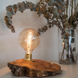 Abrigo. Luminária de base de madeira feita à mão, uma luminária industrial vintage exclusiva com lâmpada Edison para decoração minimalista e antiga