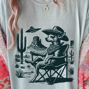 Vintage Chihuahua UFO Shirt – Western Cowboy Chi Tee, Retro Alien Dog T-Shirt, Perfect Gift for Chihuahua Mom, Dad & Dog Lovers