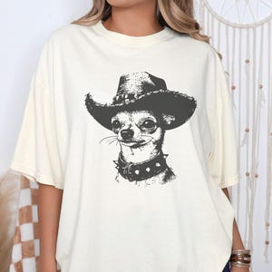 Comfort Colors Chihuahua Cowboy Shirt – Gift for Chihuahua Lover in Western Style, Funny Wild West T-Shirt for Chi Mom or Dog Dad