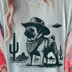 Vintage mops UFO-skjorta – Western Cowboy Pug-tröja, retro Alien hund-t-shirt, perfekt present till mopsmamma, pappa och hundälskare