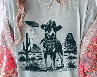 Camicia UFO Heeler vintage – T-shirt per cani bovini australiani da cowboy occidentale, T-shirt Heeler rossa blu aliena retrò, regalo Heeler mamma papà, bestiame divertente