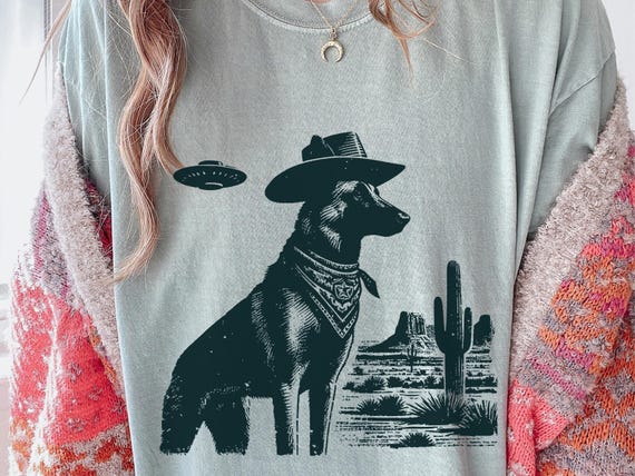 Cowboy Belgian Malinois UFO Shirt – Funny Desert Dog Tee Vintage Western Graphic for Dog Lovers and Wild West Fans, Dad Belgian Malinois Mom