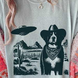 Maglietta vintage UFO Bernese - Maglietta per mamma e papà con cane da cowboy Bernese, regalo per le montagne spaziali del West, cane da ranch di campagna del selvaggio West