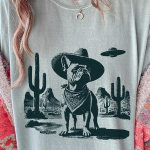 Vintage French Bulldog UFO Shirt – Western Cowboy Frenchie Dog Tee, Retro Alien Dog T-Shirt, Perfect Gift for Frenchie Mom, Dad & Dog Lovers