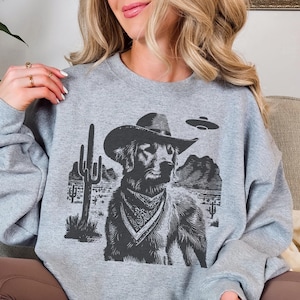 Vintage Golden Retriever UFO Sweatshirt – Western Cowboy Goldie, Retro Alien Dog Pullover, Perfect Gift for Goldie Mom, Dad & Dog Lovers