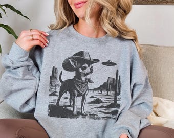 Vintage Chihuahua UFO Sweatshirt – Western Cowboy Chihuahua, Retro Alien Dog Pullover, Perfect Gift for Chihuahua Mom, Dad & Dog Lovers