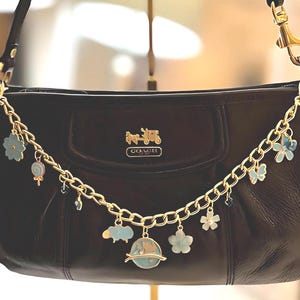 Chaîne de sac bleu or, breloques en perles de verre fleur émaillées, cadeau d'anniversaire de mariée pour elle, clip de sac à main fille, tirettes de porte-clés de fermeture éclair, clip de sac à dos