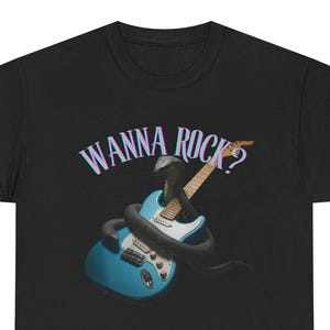 Può includere: Maglietta nera con una grafica di una chitarra elettrica blu avvolta da un serpente nero. Il testo "Wanna Rock?" è stampato in viola e rosa sopra la chitarra.