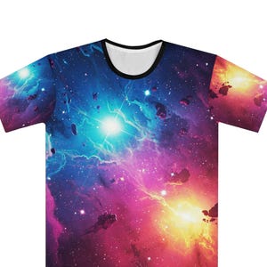 Può includere: Una t-shirt con una stampa di galassia colorata con colori blu, rosa, giallo e bianco. La stampa mostra una nebulosa con stelle e asteroidi.
