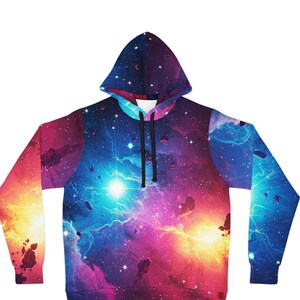 Può includere: Una felpa con cappuccio con stampa a galassia in tonalità di blu, viola, rosa e giallo. La stampa include stelle e nebulose.