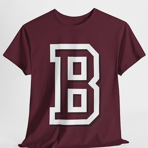 Camiseta com monograma e letra B, camiseta com inicial personalizada, camiseta universitária de streetwear, camiseta com nome gráfico personalizado, camiseta casual unissex