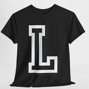 Camiseta com monograma L - Camiseta unissex de algodão grosso, camiseta personalizada com letra inicial do time do colégio, camiseta casual de streetwear personalizada, estampa minimalista