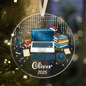 Pu&ograve; includere: Ornamento natalizio rotondo in acrilico trasparente con tema computer. Presenta un laptop, una tastiera e un mouse, con un cappello di Babbo Natale. Il nome "Oliver" e l'anno "2025" sono visualizzati. Un regalo festivo per programmatori.