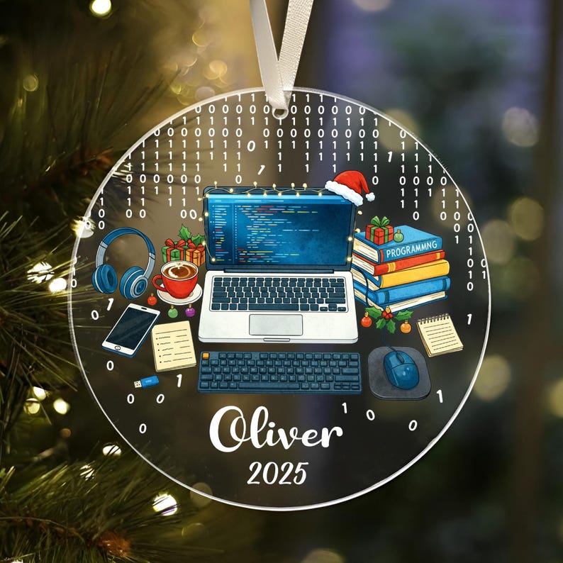 Pu&ograve; includere: Ornamento natalizio rotondo in acrilico trasparente con tema computer. Presenta un laptop, una tastiera e un mouse, con un cappello di Babbo Natale. Il nome "Oliver" e l'anno "2025" sono visualizzati. Un regalo festivo per programmatori.