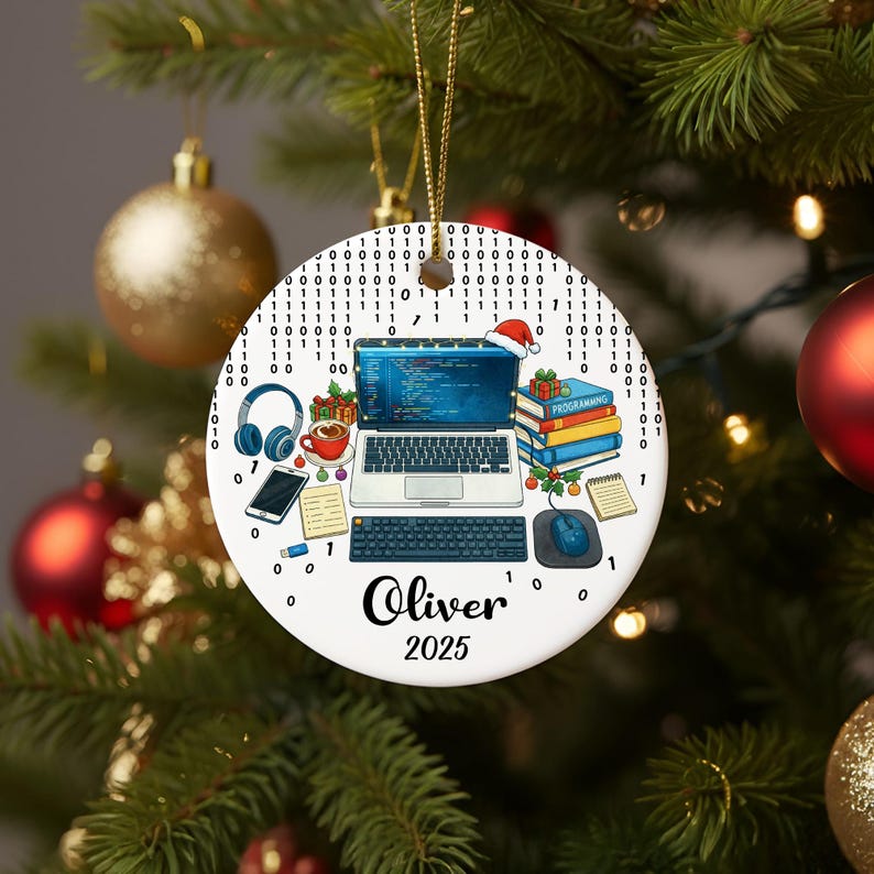 Pu&ograve; includere: Ornamento natalizio rotondo a tema programmatore informatico. L'ornamento presenta un laptop, tastiera, mouse, cuffie, tazza di caff&egrave; e libri. Il nome "Oliver" e l'anno "2025" sono stampati sull'ornamento.