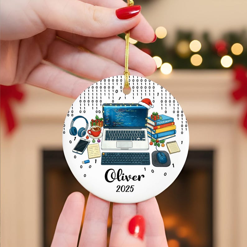 Pu&ograve; includere: Ornamento natalizio rotondo bianco con un design da postazione di lavoro di un programmatore. L'ornamento include un laptop, tastiera, mouse, cuffie, tazza di caff&egrave; e libri. Il nome "Oliver" e l'anno "2025" sono stampati.