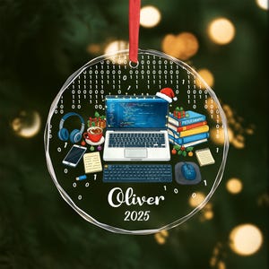 Pu&ograve; includere: Ornamento natalizio rotondo e trasparente a tema programmatore informatico. Presenta un laptop, tastiera, mouse, cuffie, tazza di caff&egrave; e libri. Il nome "Oliver" e l'anno "2025" sono visualizzati.