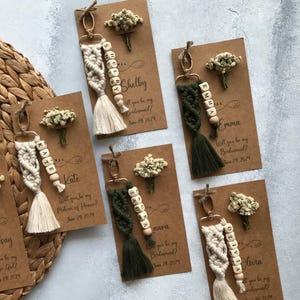 Macrame Name Keychain for Bridesmaid with card and flower, Custom Keychain, Bridal Shower Favor, Matron of Honor Gift, Bridesmaid Proposal