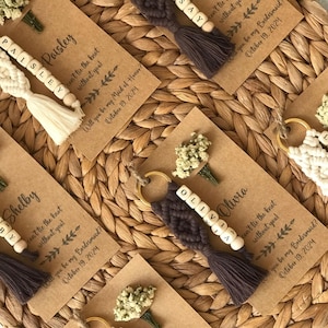 You can personalize the macrame keychains knitted with 100% cotton yarn as you wish. You can create your order in the colors you want.