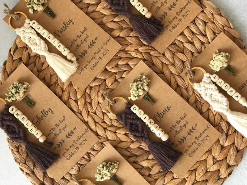 You can personalize the macrame keychains knitted with 100% cotton yarn as you wish. You can create your order in the colors you want.