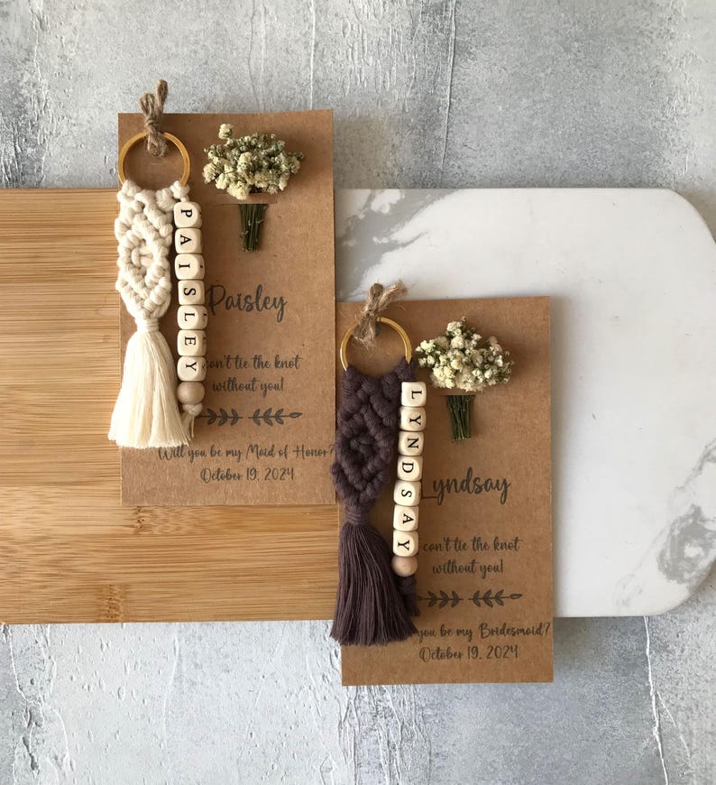You can personalize the macrame keychains knitted with 100% cotton yarn as you wish. You can create your order in the colors you want.