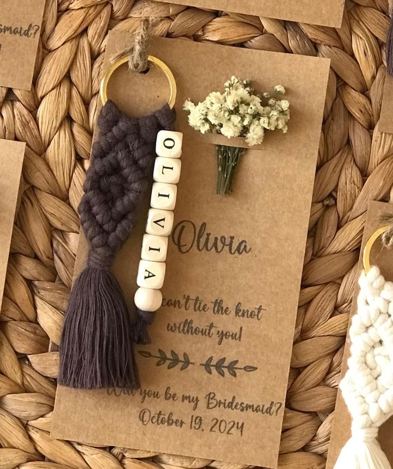 You can personalize the macrame keychains knitted with 100% cotton yarn as you wish. You can create your order in the colors you want.