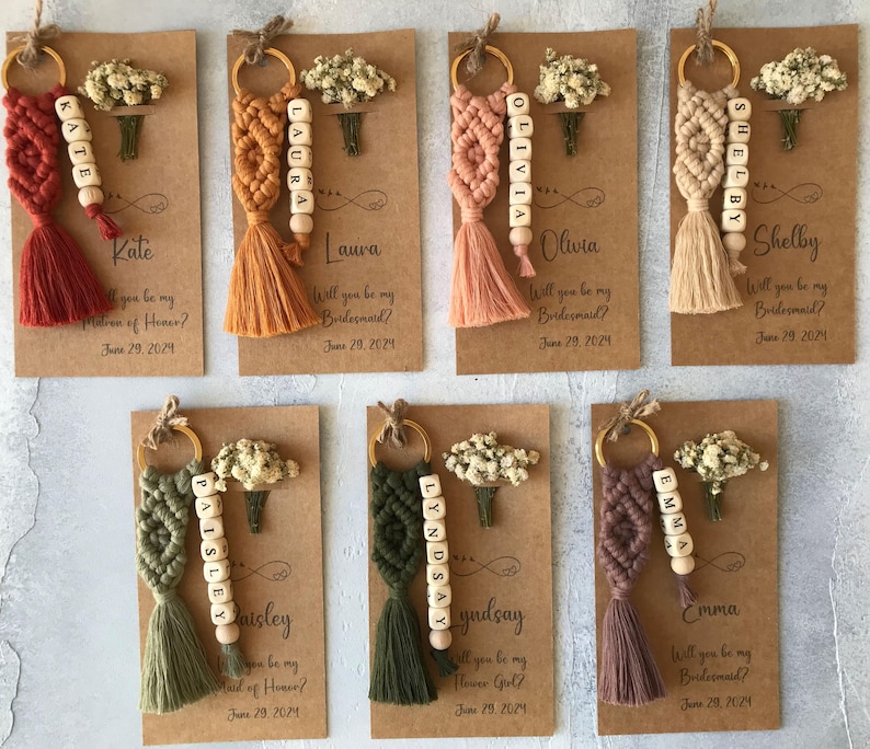 You can personalize the macrame keychains knitted with 100% cotton yarn as you wish. You can create your order in the colors you want.