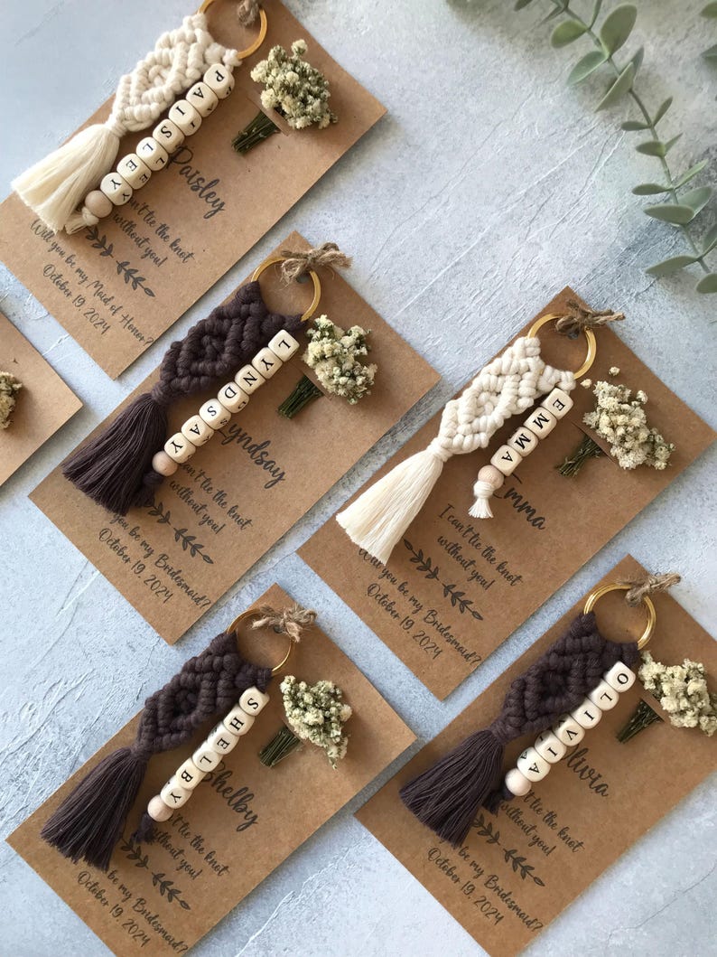 You can personalize the macrame keychains knitted with 100% cotton yarn as you wish. You can create your order in the colors you want.