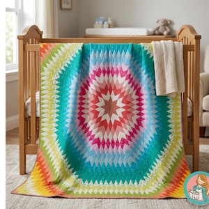 Puede incluir: Una colorida colcha geométrica con un diseño de estrella en una cuna. La colcha presenta una vibrante gama de colores, incluyendo rojo, rosa, azul, verde y amarillo. Una manta color crema cuelga junto a la colcha. La cuna es de madera clara.