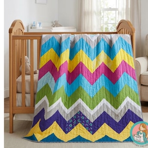 Puede incluir: Una colorida colcha con estampado de chevrón en tonos amarillos, rosas, azules, verdes, grises y morados está sobre una cuna de madera. El diseño de la colcha presenta un patrón en zigzag, agregando un toque vibrante a la guardería. La colcha mide aproximadamente 100 cm de ancho y 150 cm de largo.