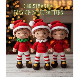 Puede incluir: Tres muñecos de duendes navideños tejidos a crochet. Cada muñeco viste un atuendo rojo con pantalones a rayas blancas y rojas, un gorro rojo con un pompón blanco y zapatos marrones. El texto "CHRISTMAS ELF EASY CROCHET PATTERN" está arriba.