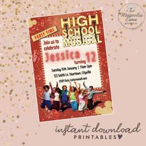 Pode incluir: Um convite para festa High School Musical vermelho e dourado com o texto "Junte-se a nós para celebrar os 12 anos de Jessica". O convite inclui uma foto do elenco e as palavras "download instantâneo" na parte inferior.