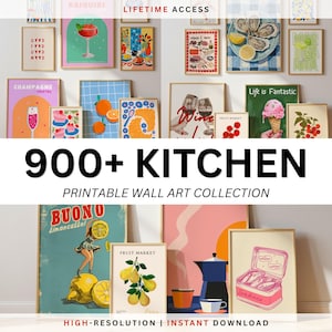 Könnte beinhalten: Eine Sammlung gerahmter Küchenkunstdrucke. Die Drucke zeigen verschiedene Illustrationen von Speisen und Getränken, darunter Cocktails, Obst und Küchenutensilien. Der Text enthält "900+ KITCHEN" und "Printable Wall Art Collection".