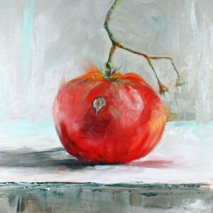 Puede incluir: Pintura al &oacute;leo de un tomate rojo maduro con un tallo verde. El tomate es el punto focal, sobre un fondo neutro con sutiles pinceladas. La obra de arte captura la textura y el color del tomate.