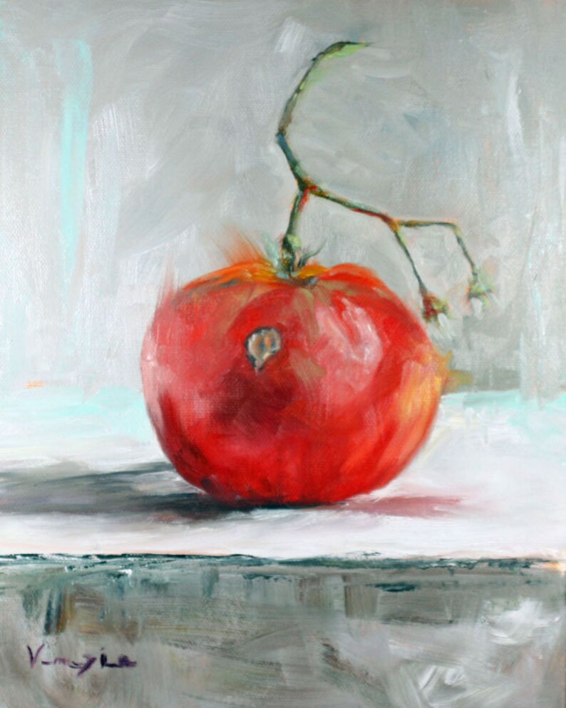 Puede incluir: Pintura al &oacute;leo de un tomate rojo maduro con un tallo verde. El tomate es el punto focal, sobre un fondo neutro con sutiles pinceladas. La obra de arte captura la textura y el color del tomate.