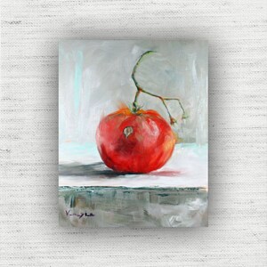 Puede incluir: Pintura al &oacute;leo de un tomate rojo maduro con un tallo verde y peque&ntilde;os brotes. El tomate est&aacute; centrado en una superficie blanca, con un fondo gris y turquesa. La firma del artista est&aacute; en la esquina inferior izquierda.