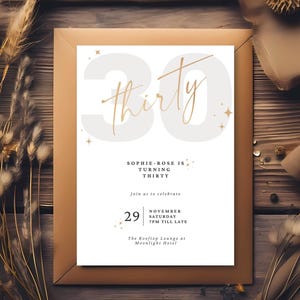 Invitación minimalista de cumpleaños y aniversario en dorado neutro - Plantilla elegante y editable de Canva - Invitación moderna para fiesta - Descarga digital instantánea (DIY)