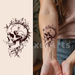 Może przedstawiać: Szczegółowa ilustracja czaszki z misternymi elementami botanicznymi, w tym liśćmi i pnączami, tworząca gotycką estetykę. Projekt w odcieniach brązu i czerni, odpowiedni do tymczasowych tatuaży lub grafiki.
