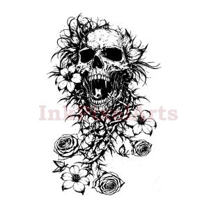 Puede incluir: Una taza de cerámica blanca con asa negra y el texto "But First, Coffee" en negrita negra. La taza se encuentra sobre un fondo borroso, sugiriendo un ambiente acogedor.