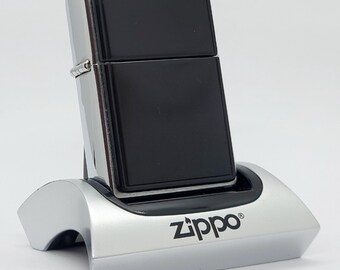 Accendino Zippo vintage del 2005, 684, in alluminio anodizzato nero, con emblema, da collezione, nuovo di zecca