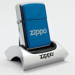 Rzadka zapalniczka Zippo Salesman z 2001 r., wykonana z anodowanego aluminium w kolorze niebieskim z logo Zippo, nieużywana, kolekcjonerska w pudełku