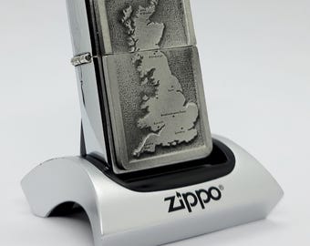 Isqueiro Zippo Vintage com Emblema do Mapa do Reino Unido e Cromo Escovado - Colecionável